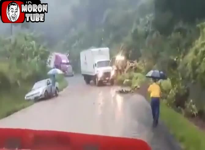 Video :He uses his umbrella to block a vehicle